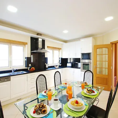 Villa In Albufeira With Pool Near Beaches Албуфейра
